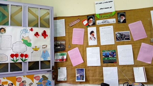 بازدید مدیر ارتباطات اتحادیه انجمن های اسلامی دانش آموزان از نمایشگاه مدرسه انقلاب در قم