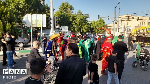 اجتماع باشکوه مردم در آیین عزاداری عصر عاشورای حسینی