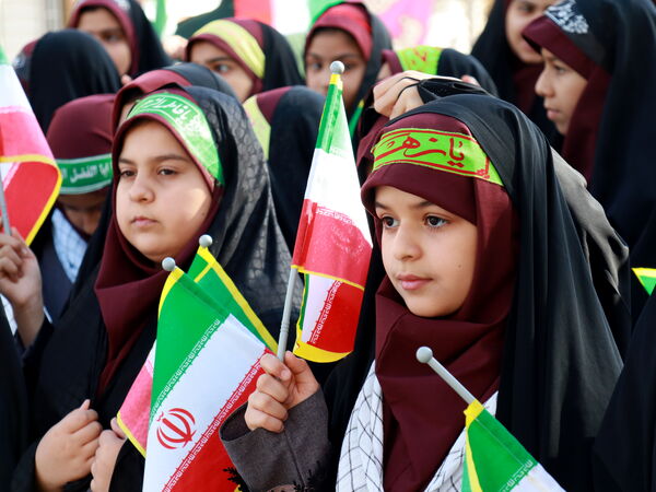 حضور افتخارآفرین دانش آموزان میبدی در تجمع یوم الله سیزده آبان 