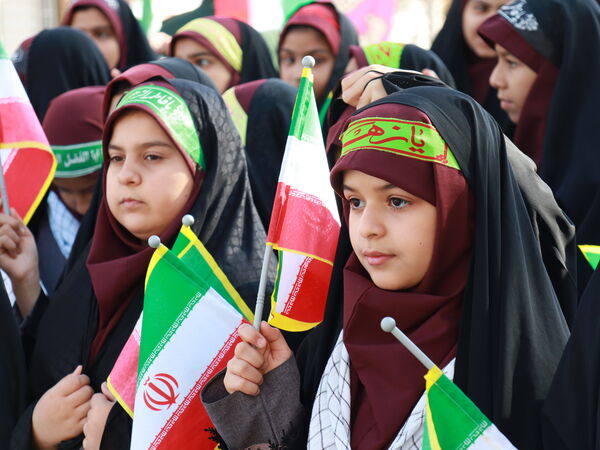 حضور افتخارآفرین دانش آموزان میبدی در تجمع یوم الله سیزده آبان 