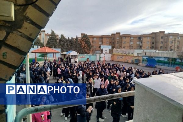 تجلیل از دانش آموزان ممتاز دبیرستان عطیه 
