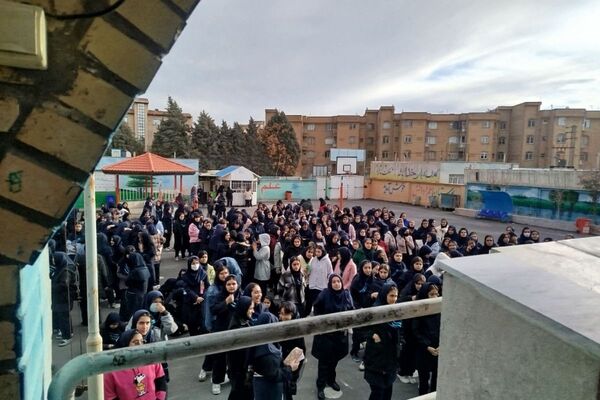 تجلیل از دانش آموزان ممتاز دبیرستان عطیه 