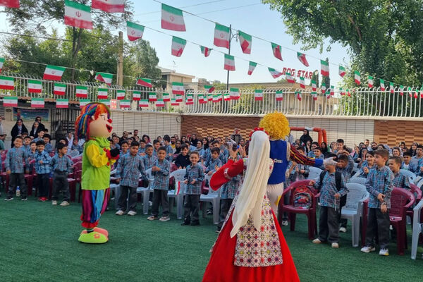 جشن شکوفه‌ها در دبستان آذر صابر ناحیه ۴ شیراز 