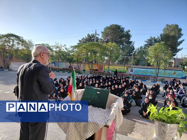 گرامیداشت  هفته پدافند غیرعامل در مدرسه نمونه ایمان 