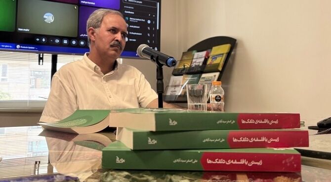در جست‌وجوی صدای نوجوان؛ «زیستن با فلسفه دلقک‌ها» روی میز گفت‌وگو