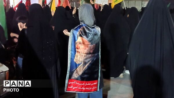 امشب نهاوندی ها پرچم ایران را به اهتزاز در آوردند