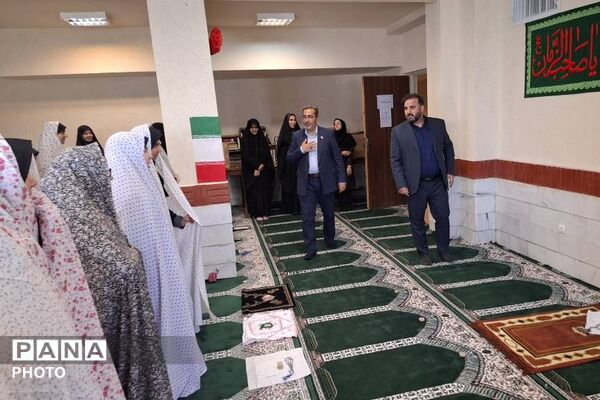 گفت‌وگوی صمیمانه و اقامه نماز جماعت در مدرسه متوسطه دوم حضرت مریم(س)