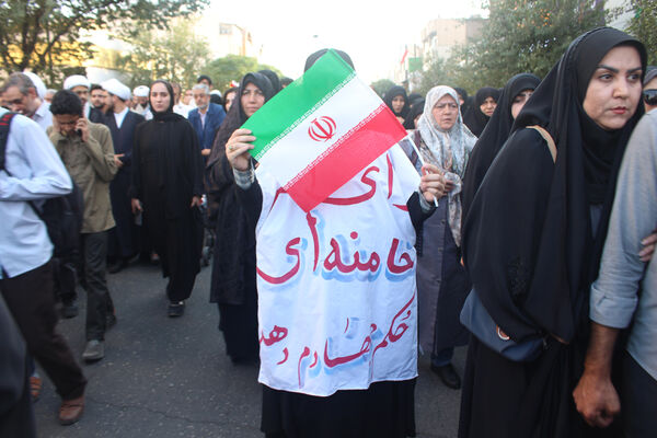 جلوه‌های حماسی از حضور نوجوانان قمی در مراسم تشییع شهدا 