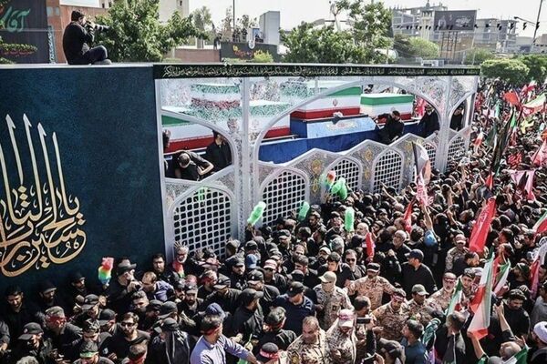 تشییع باشکوه آقا از نگاه مردم؛ وداعی همراه با اندوه، همبستگی و دعا بود
