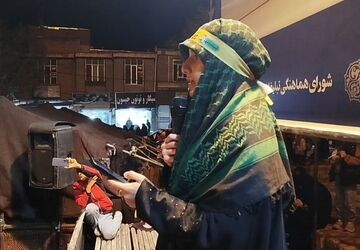 رجز خوانی دختر دلفانی در میدان امام خمینی نورآباد درتجمعات شبانه 