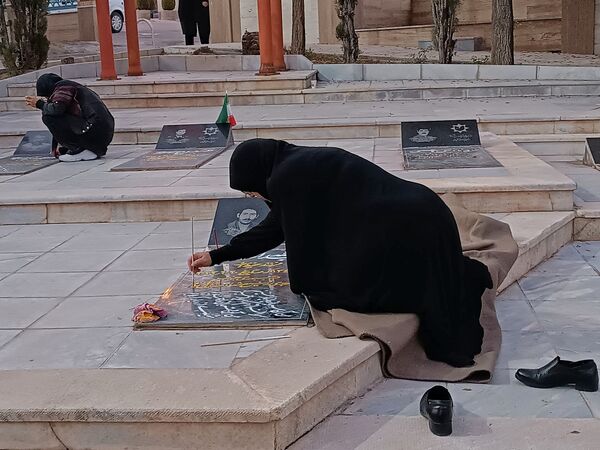 دختران شاهد فاطمه‌زهرا(س) در گلزار شهدا، قبور مطهر را به رنگ عشق آراستند