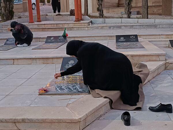 دختران شاهد فاطمه‌زهرا(س) در گلزار شهدا، قبور مطهر را به رنگ عشق آراستند