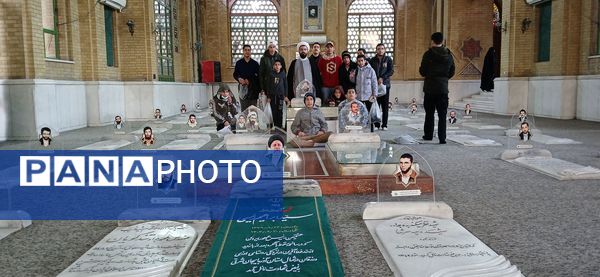 حضور دانش‌آموزان دبیرستان‌شهید بابایی در مراسمات ۱۲ بهمن