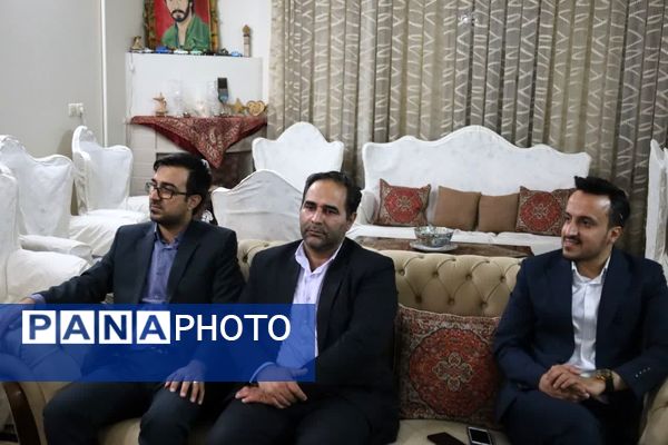 دیدار معاون سیاسی، امنیتی و اجتماعی استاندار یزد، با خانواده‌های شهدای معلم