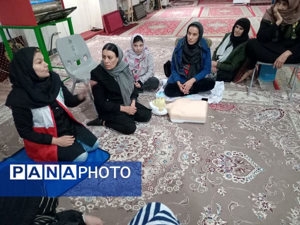 دوره‌ آموزشی‌ هلال‌احمر در پایگاه‌ بسیج مطهره شیروان