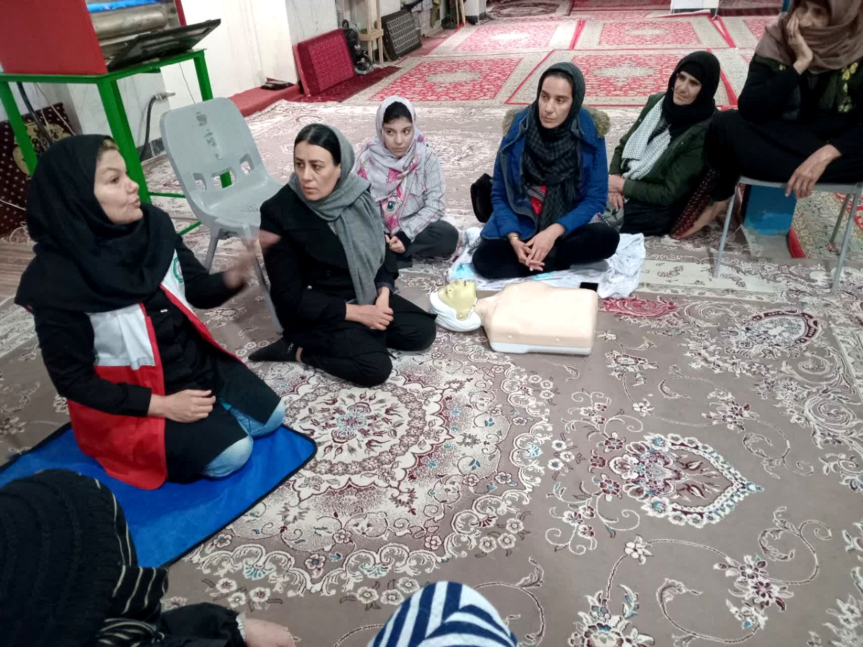 دوره‌ آموزشی‌ هلال‌احمر در پایگاه‌ بسیج مطهره شیروان
