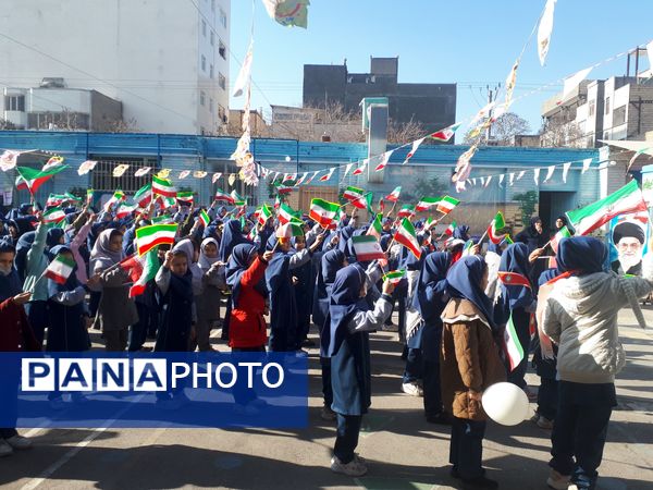نواختن زنگ انقلاب در دبستان شاهد کوثر ناحیه پنج 