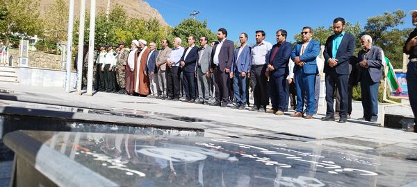 غبارروبی مزار شهدای دفاع مقدس در فریدونشهر