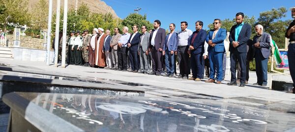 غبارروبی مزار شهدای دفاع مقدس در فریدونشهر