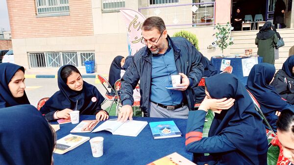 نشست ادبی دانش‌آموزان در کافه کتاب آموزشگاه هیات امنایی فرزانگان