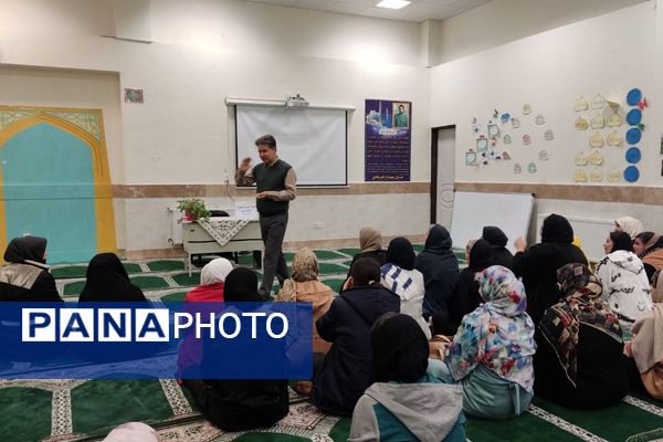 جلسه‌ آموزش خانواده در رباط‌کریم