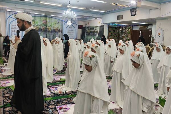 حضور دختران دبستان حکمت نبوی ناحیه دو شهرری در مراسم جشن عبادت