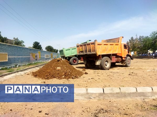 پیش رویی در ساخت چمن مصنوعی دبیرستان نمونه دانش کاشمر