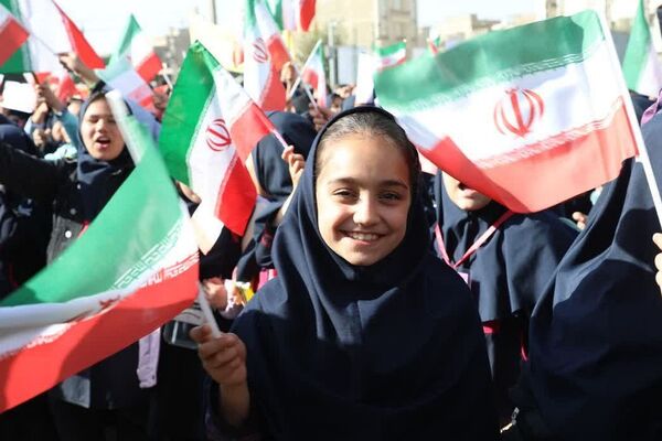 حضور پرشور دانش‌آموزان در راهپیمایی ۱۳آبان منطقه کهریزک 