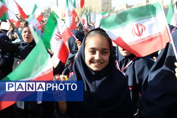 حضور پرشور دانش‌آموزان در راهپیمایی ۱۳آبان منطقه کهریزک 