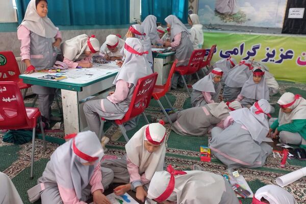 نمایش جلوه‌های ارادت فاطمی در روزنامه‌دیواری‌های مدرسه شهیدسرافراز اسلامشهر