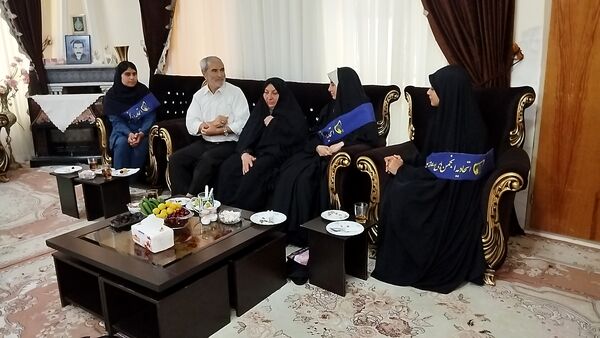 دیدار اعضای انجمن اسلامی هنرستان بصیرت آشخانه با همسر جانباز رسایی پور