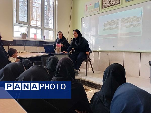 نخستین جلسه هدایت تحصیلی ویژه پایه نهم در دبیرستان مادرمهربان خلیل آباد