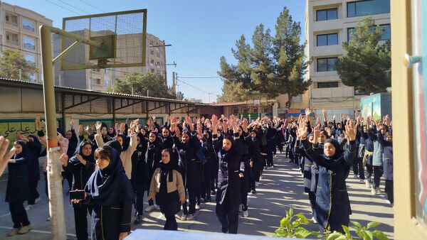 مسابقات ورزشی به مناسبت هفته بهداشت و روان در دبیرستان پیرایش یک