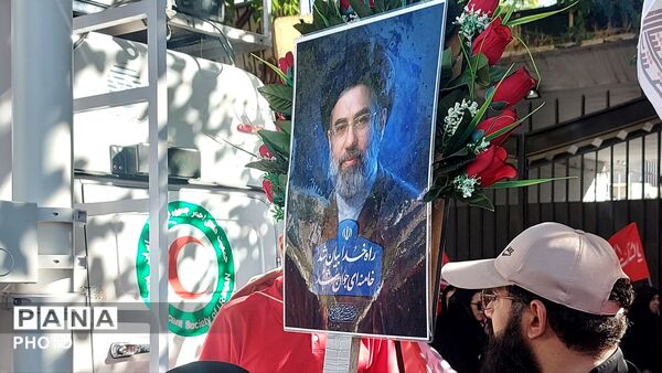 بدرقه باشکوه پیکر رهبر شهید روی دستان پرمهر ملت