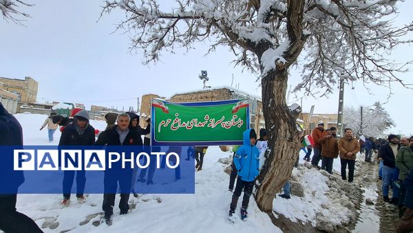 حضور پر شور فرهنگیان و دانش آموزان در کنار مردم ولایتمدار شهرستان صالح آباد در یوم الله ۲۲بهمن