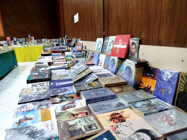 گشایش نمایشگاه کتاب در فرهنگسرای فاروج 