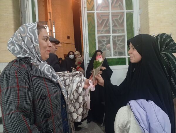 استقبال خانواده‌های یزدی از فرزندان معتکف در پایان سه روز بندگی
