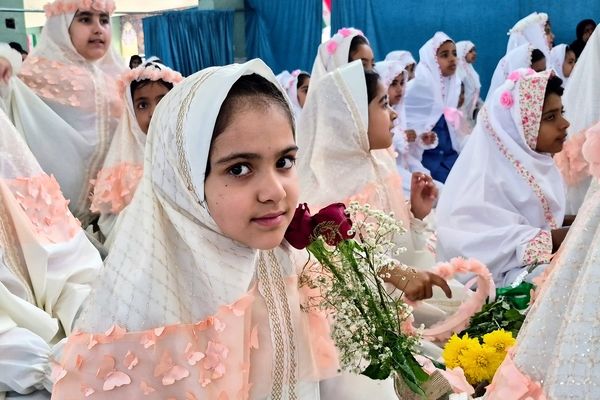 آیین سپیدپوشان؛ جشن تکلیف دختران عنبرآباد