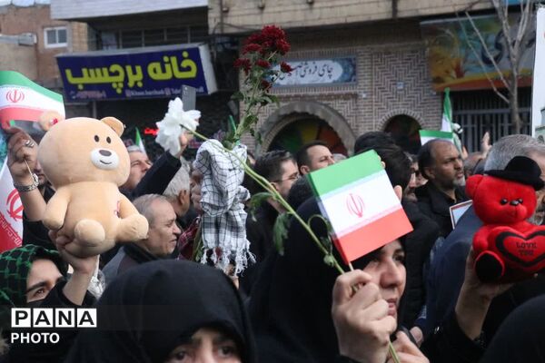  حلما با عروسک‌ها سوگ خانواده شهیدش را در آغوش کشید