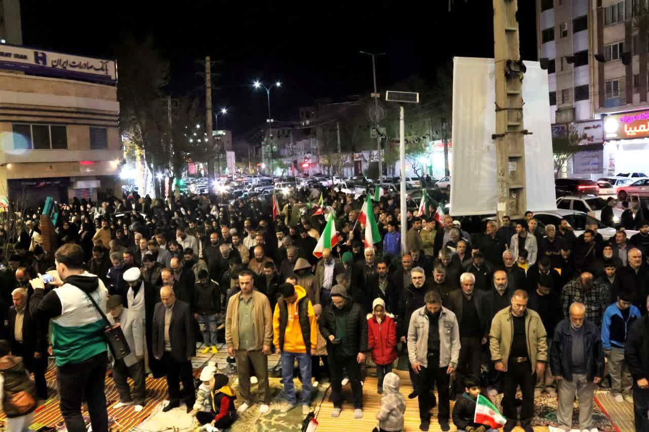 برپایی نماز استغاثه روبه‌روی مسجد جامع محمدشهر کرج