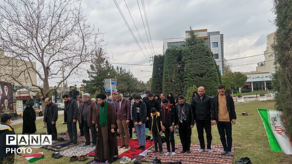  اقامه نماز ظهرِ روز طبیعت در جبهه خیابان