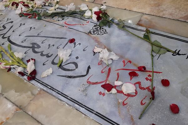 در آغوش زمین، شهیدانی آرمیده‌اند که با جوهر خون، سند حق و حقیقت را امضا کردند