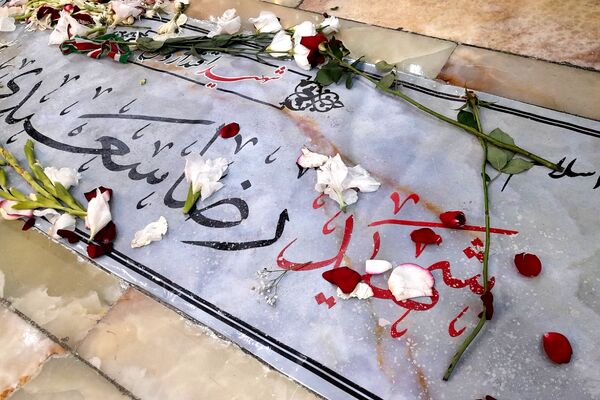 در آغوش زمین، شهیدانی آرمیده‌اند که با جوهر خون، سند حق و حقیقت را امضا کردند