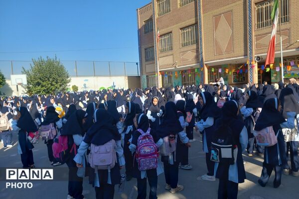 آغاز ماه‌ مهر و دیدار مجدد دانش‌آموزان و معلمان در مدرسه عزیزالله پزشکی ۲