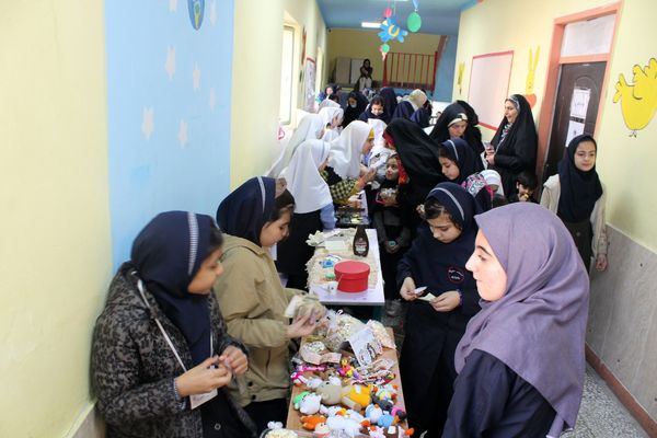 بازارچه دست‌سازه‌های دانش‌آموزی دبستان شهید بختیاری ناحیه 1 کرج