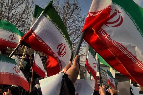 حضور گسترده مردم خرم‌ آباد در میدان امام (ره)، تاکید بر دفاع از میهن و آرمان‌ های انقلاب