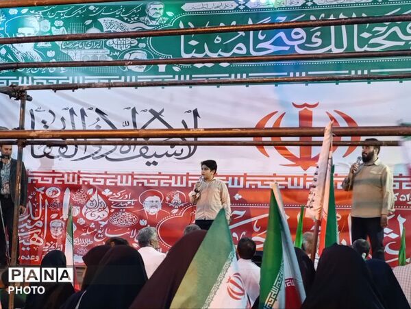 رونمایی از نماد «مشت گره کرده رهبر شهید» در قم