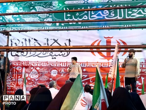 رونمایی از نماد «مشت گره کرده رهبر شهید» در قم