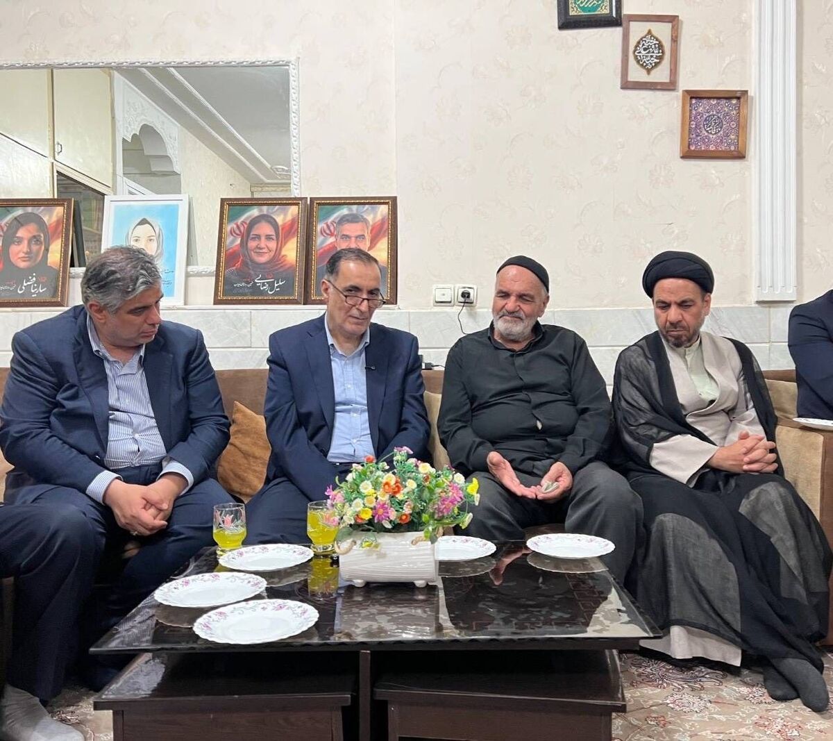 دیدار رئیس بنیاد شهید با خانواده‌ هفت شهید جنگ تحمیلی رمضان