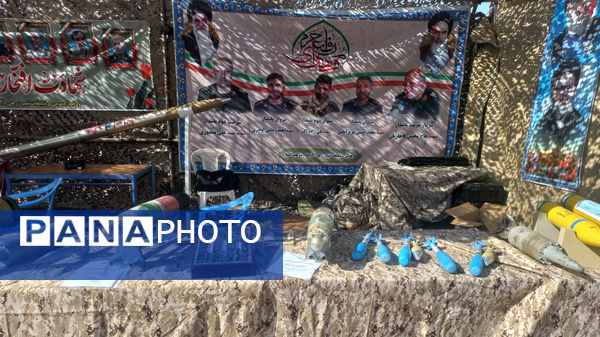 نمایشگاه هفته دفاع مقدس در مجتمع فرهنگی و ورزشی فجر نیشابور